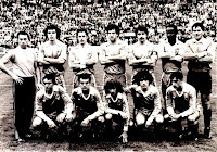 REAL VALLADOLID DEPORTIVO - Valladolid, España - Temporada 1981-82 - Aramayo (masajista), Javi, Minguela, Gail, Moré, Gilberto y Fenoy; Sánchez Valles, Joaquín, Pepín, Lucas y Jorge - REAL BETIS BALOMPIÉ 4 (Parra, Rincón, Gordillo y Peruena) REAL VALLADOLID 0 - 22/11/1981 - Liga de 1ª División, jornada 12 - Sevilla, estadio Benito Villamarín