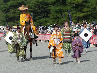 城南流鏑馬列、的抱え、独特の刈装束で登場