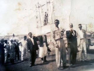 Wilson Cruz em 1953 com o andor de Nossa Senhora dos Navegantes (Foto: Cedida)