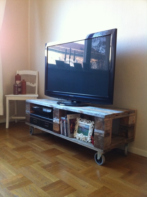 DIY Interior Furniture: 14 Pallet TV Stand Styles - Pallet Furniture