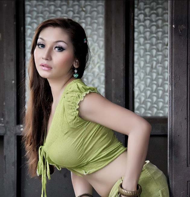 Konsep Penting Artis Wanita Indonesia, Ukiran Sandal