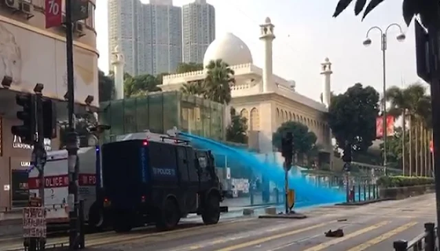 Pintu Masjid Tertembak Water Cannon saat Kerusuhan, Pemimpin Hong Kong Minta Maaf