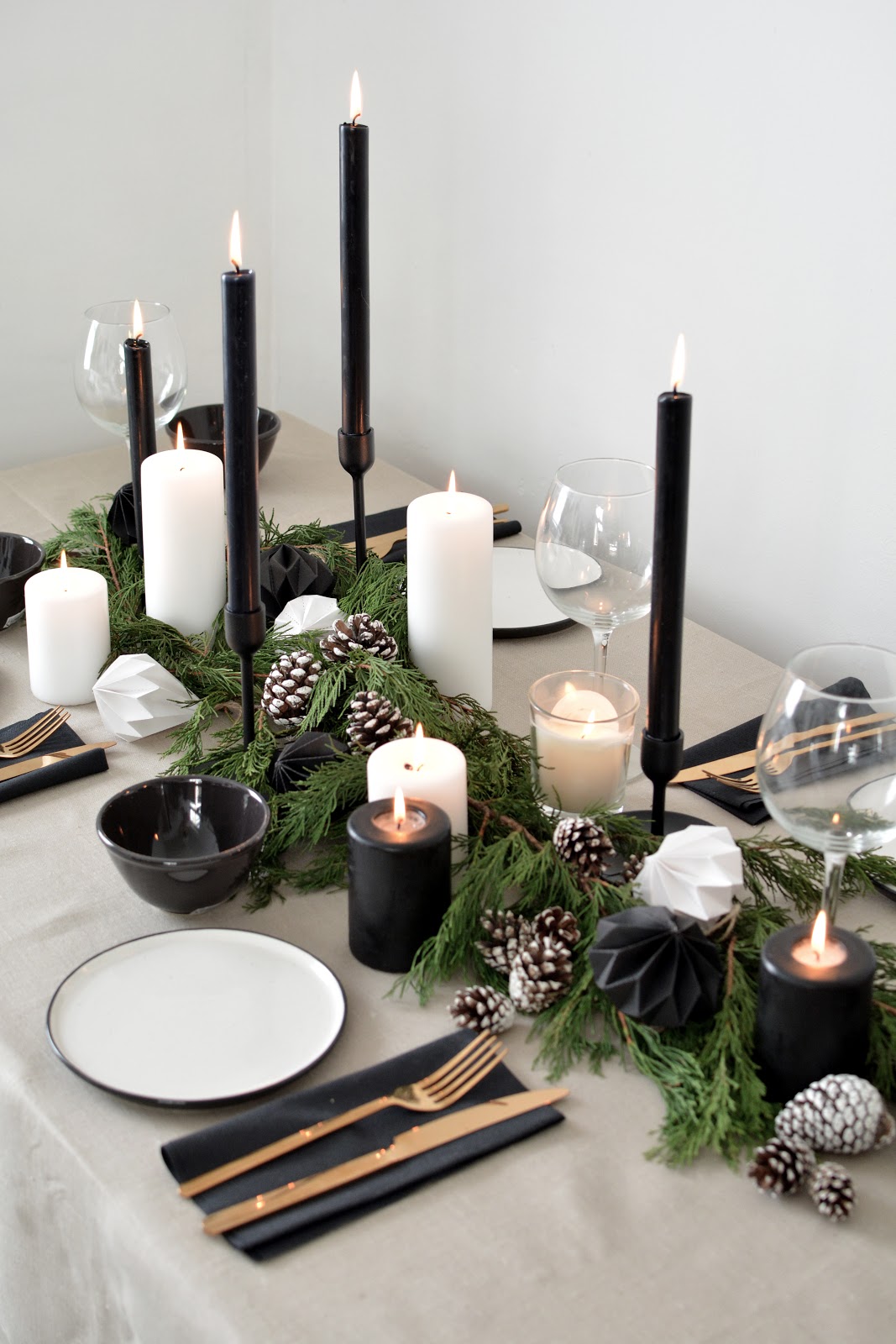 a scandinavian inspired christmas table setting | BURKATRON