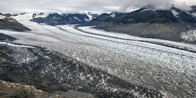   Uma equipe de cientistas reuniu evidências fotográficas dos efeitos causados pelas mudanças climáticas. Por meio de imagens de “antes e depois”, eles registraram o recuo das geleiras e derretimento do gelo em regiões da Groelândia e Antártida.  A pesquisa de caráter fotográfico foi pulicada no dia 30 de março na revista GSA Today, de acordo com informações da Live Science.  “Nós temos evidências fotográficas não retocadas das geleiras que estão derretendo em todo o Planeta”, disse o coautor do estudo, Gregory Baker, um geólogo da Universidade do Kansas.  “Isso inclui os lençóis de gelo da Groenlândia e da Antártida – que foram consideravelmente reduzidos em tamanho”.  “Estes não são modelos de computador, fantasias ou imagens de satélite em que você teria que fazer todos os tipos de correções”, advertiu. “Estas são simplesmente fotos, algumas registradas até 100 anos atrás. Meus coautores voltaram a muitos desses locais e os clicaram novamente. Então é apenas uma prova direta da perda do gelo em larga escala em todo o mundo”.    Glaciar Mendenhall, no Alasca   Esses registros de 2007 e 2015, feitos no Glaciar Mendenhall do Alasca, revelam que neste período de oito anos houve um recuo de cerca de 550 metros.    (2007)  (2015)   Glaciar Solheimajokull, na Islândia   Também fotografada entre os anos de 2007 e 2015, a geleira localizada na extremidade sul da calota Myrdalsjokull apresentou uma notável diferença de 625 metros de recuo nesse período de oito anos de aquecimento global.   (2007)  (2015)  Glaciar Stein, na Suíça  Localizado na Suíça, este glaciar também enfrentou mudanças relevantes em sua paisagem. Recuando cerca de 550 metros, ele foi registrado entre os anos de 2006 e 2015.    (2006)  (2015)  Glaciar Trift, na Suíça  Também na Suíça, o Glaciar Trift notavelmente retraiu em cerca de 1,7 quilômetro, de acordo com os pesquisadores. Os registros foram feitos entre 2006 e 2015.    (2006)  (2015)  Glaciar Qori Kalis, no Peru  , Este glaciar peruano, da região de Quelccaya recuou emimpressionantes 1,14 quilômetro entre os anos em que foram fotografados: 1978 e 2016.     (1978)  (2016)  Glaciar Columbia, no Alasca Localizado na costa sudeste do Alasca, o glaciar de Columbia é chamado de “um glaciar de maré”. Isso significa que ele flui diretamente para o mar, de acordo com o Observatório Terrestre da NASA. Em 1794, quando exploradores britânicos examinaram a geleira, eles descobriram que seu “nariz” (chamado de terminus) se projetava para a borda norte da Ilha Heather, próxima à foz da baía de Columbia.  “A geleira manteve essa posição até 1980, quando começou a recuar rapidamente para o local em que está hoje”, disse o Observatório. As imagens abaixo mostram a geleira entre os anos de 2009 e 2015, bem como uma retração glacial de 6,5 quilômetros.     (2009)  (2015)  FONTE: LiveScience 