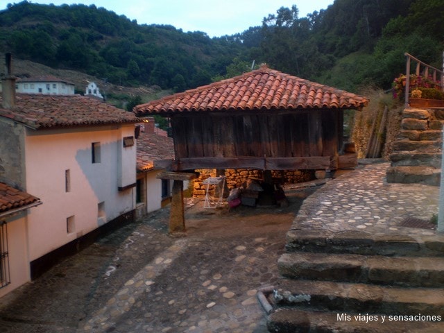 Hórreo en el pueblo de Tazones, Asturias