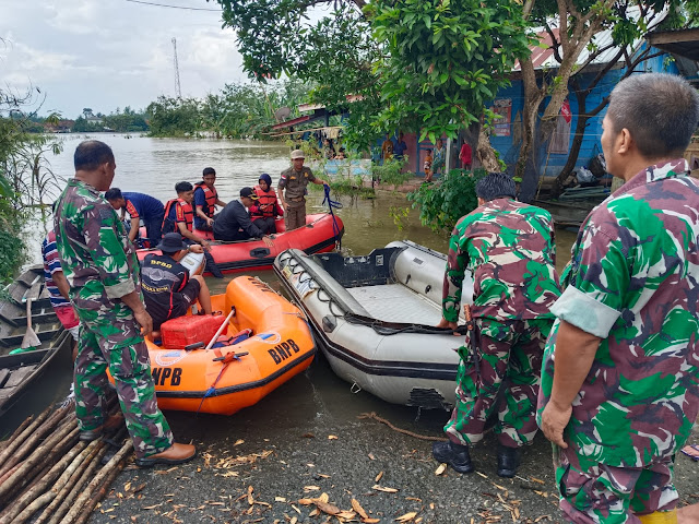 Luapan Air Sungai Lematang Terjang Jembatan Gantung EPD, Koramil 404-04/Gumeg Evakuasi Warga