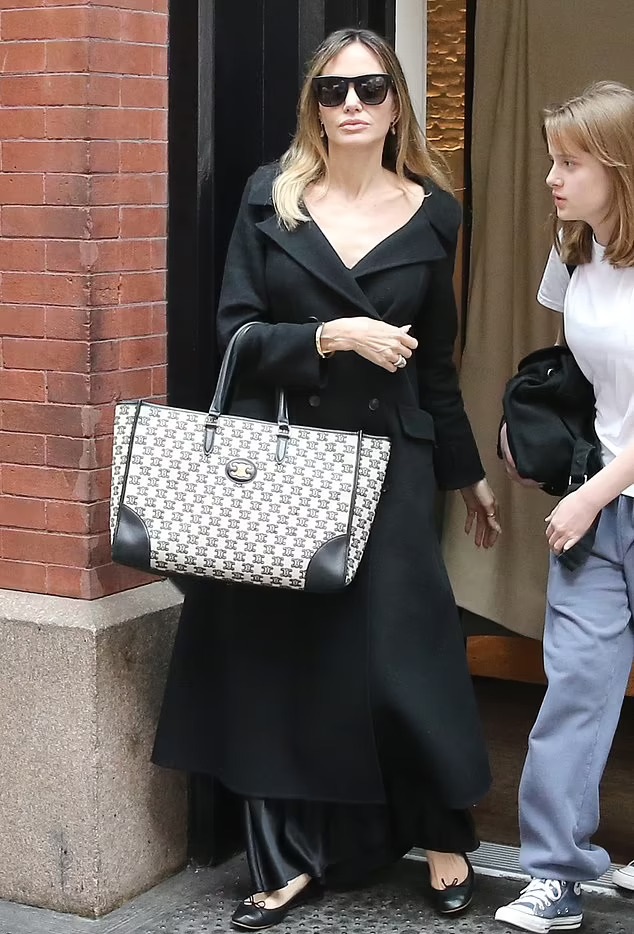 Acompanhada da filha, Angelina Jolie deixa hotel em Nova York