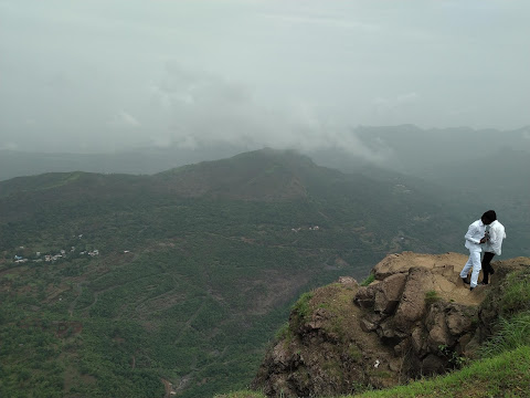 असे काही मूर्ख अति उत्साही लोकं फोटो काढण्यासाठी धोकादायक ठिकाणी जाऊन जीव धोक्यात घालतात