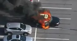 Τρομακτικές είναι οι εικόνες που βλέπουν το φως της δημοσιότητας από ένα αυτοκίνητο που πήρε φωτιά όταν ο οδηγός του έβαλε αντισηπτικό χεριώ...