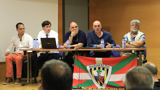 Directiva del Barakaldo Club de Fútbol durante la asamblea de socios