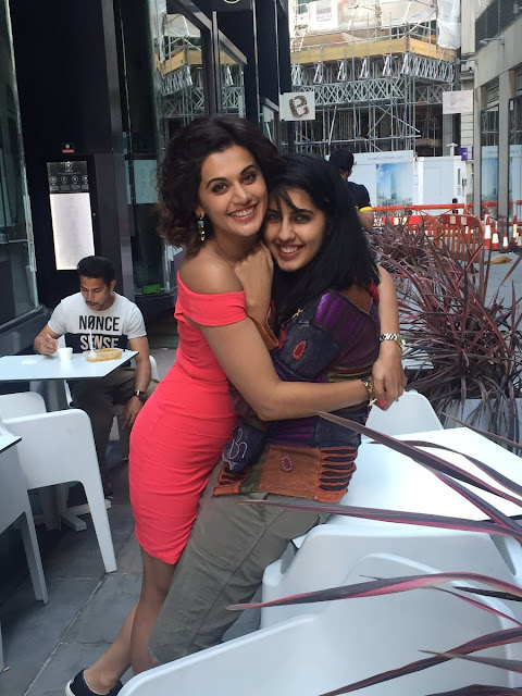 Taapsee Pannu Cute Smiling Image with Friends