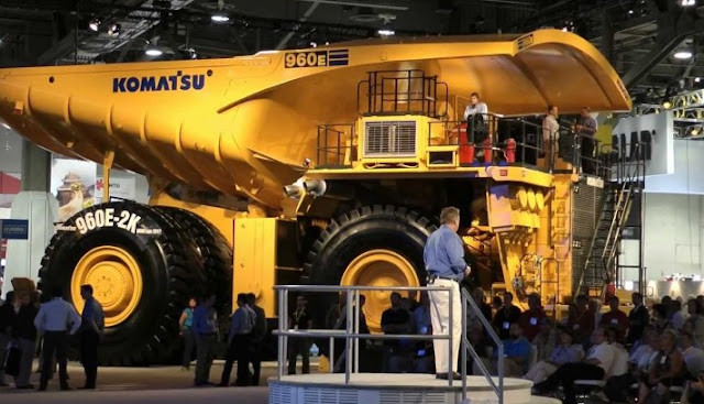 truk dam besar Komatsu 960E