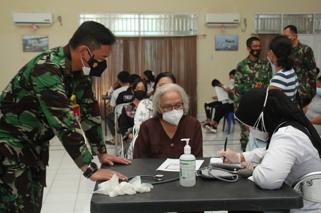 Serbuan Vaksinasi di RS TNI AU Sam Ratulangi, Ramah Bagi Opa dan Oma