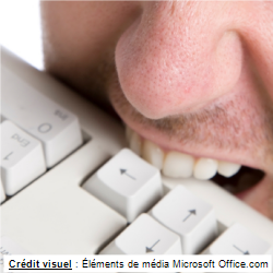 homme qui mord un clavier