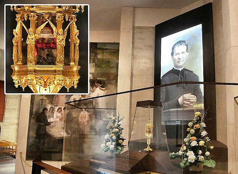 Capela com o relicário do cérebro de don Bosco na basílica, antes do roubo sacrílego. No destaque: a artística urna com a preciosa relíquia do santo