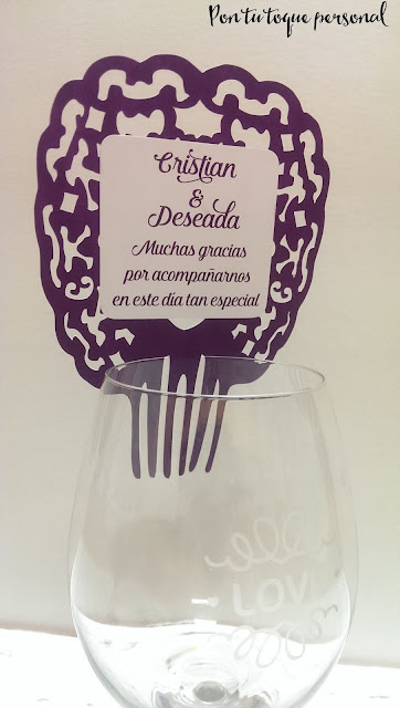 Tarjeta de agradecimiento de boda en forma de peineta en morado para copa