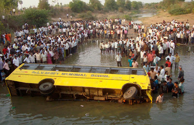 Unos 14 niños murieron cuando el autobús en que viajaban a alta velocidad se salió de la carretera y cayó en una laguna en el estado hindúde Andhra Pradesh