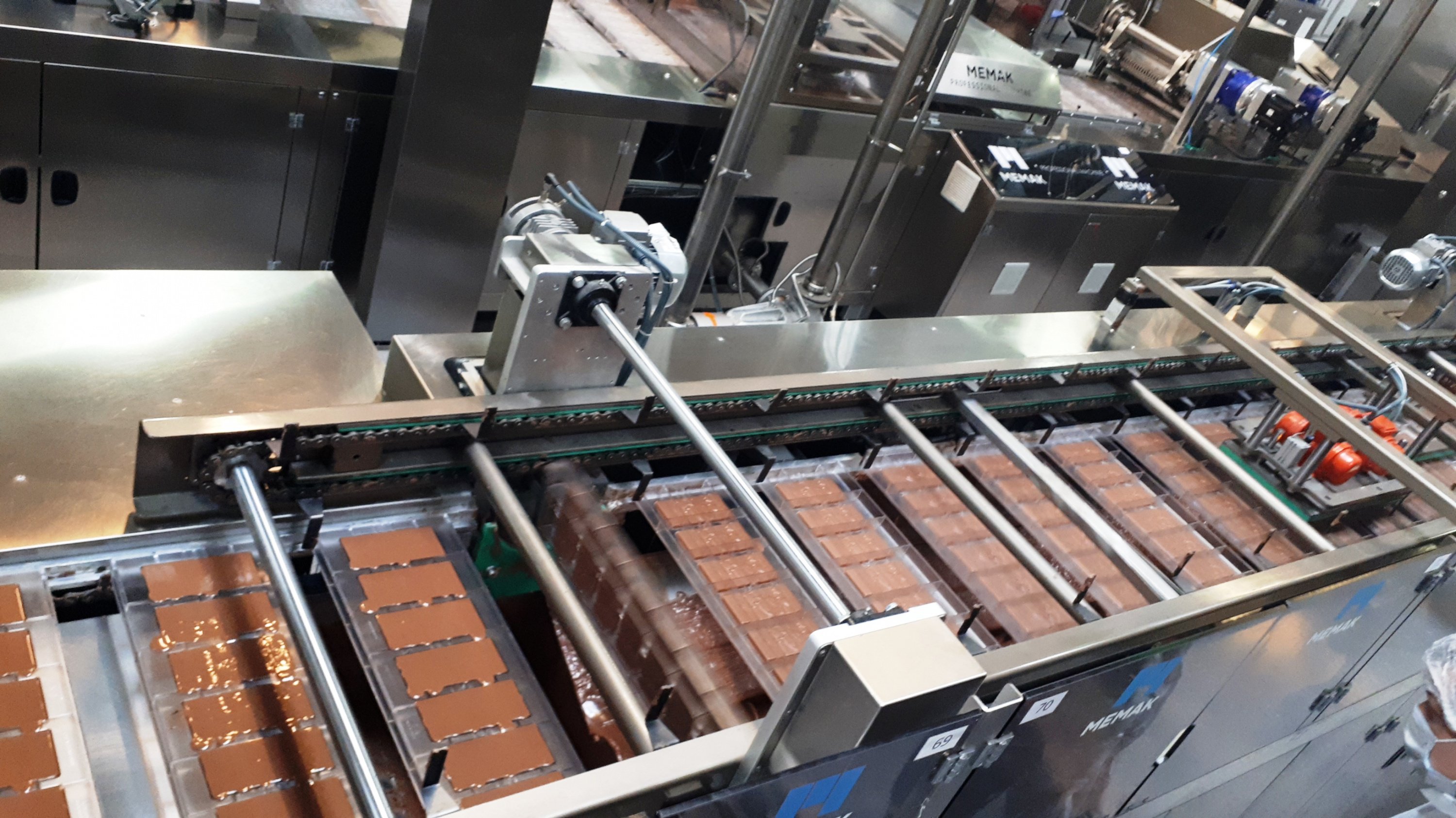 Шоколадки производители. Производства шиколада. Завод шоколада. Изготовление шоколада. Конвейер шоколада.
