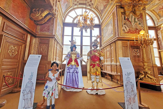 Disneyland Paris costumes in Chateau de Fontainebleau