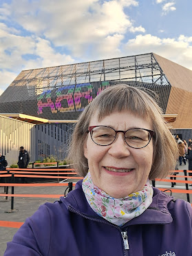 Blogin kirjoittajan selfie, taustalla ABBAn rakennuttama konserttihalli.