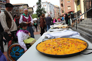 Decenas de cuadrillas llenan las fiestas de Beurko Bagatza de aroma a tortilla y paella