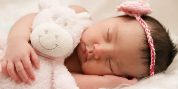 Bayi Sering Kaget saat Tidur, Normal atau Tidak?