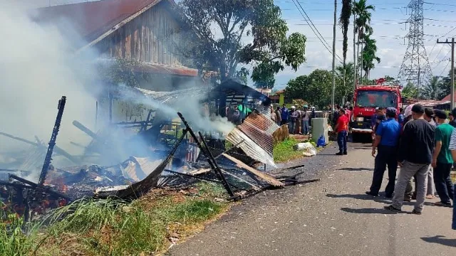 Damkar Kota Payakumbuh Padamkan Kebakaran Warung Warga Di Sungai Kamuyang