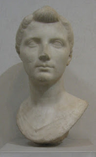 Bust of a white woman. The nose is broken.