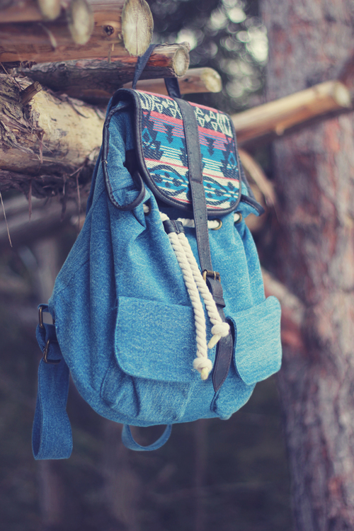 photographie de sac à dos en jean denim