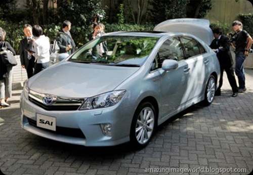 Toyota unveils new hybrid luxury sedan005