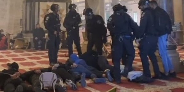 Polisi Israel Serbu Jemaah Masjid Al-Aqsa Jelang Salat Subuh, 100 Warga Palestina Terluka