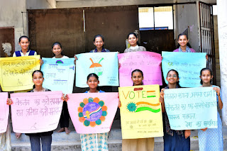 Prabhakar Seva Sansthan's initiative: Girls made voters aware by making posters