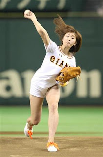 稲村亜美 始球式 投球フォーム