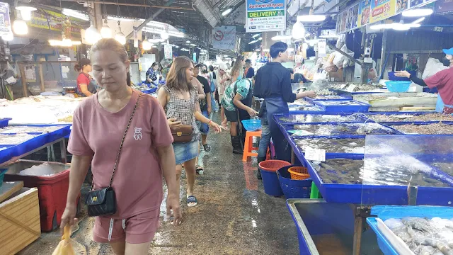 '란포 마켓'에서 해산물 쇼핑 중인 현지인들