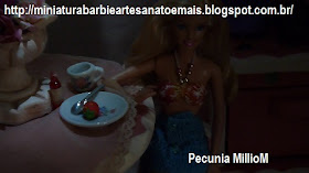 Comendo morango na Sala de jantar da Barbie por Pecunia MillioM