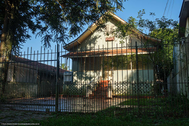 Casa de madeira com varanda na entrada