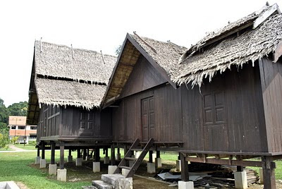 RUMAH TRADISI PAHANG YANG KLASIK - karya ku : paridah ishak