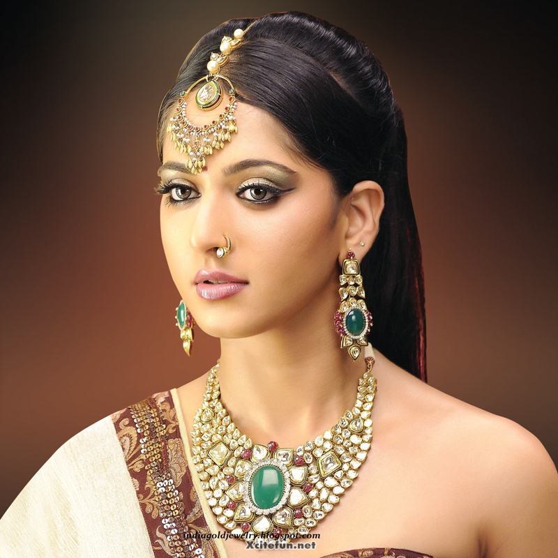 15+ Brides Who Prove Oversized Maang Tikka and Passa Look FAB Together |  Hair jewels, Indian bridal makeup, Bridal makeup