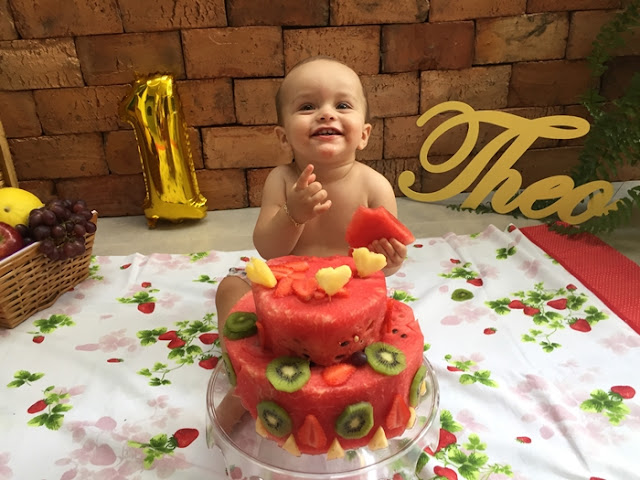 bebê comendo frutas