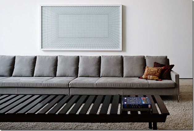 Close do sofá, atenção ao efeito gráfico. Casa projetada por Marcio Kogan e fotografada por Nelson Kon