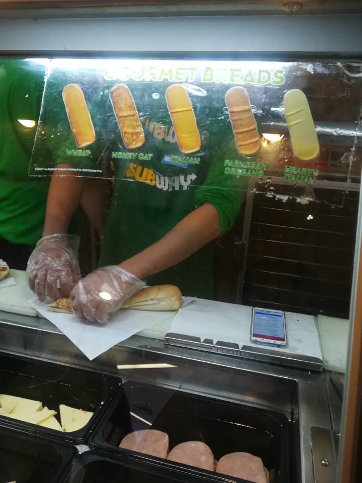 Cara Subway Buat Sandwich Ramai Main Makan Je