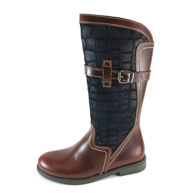 https://www.zapanines.es/botas-altas/2555-bota-alta-campera-piel-marron-y-acolchado-marino-yowas.html