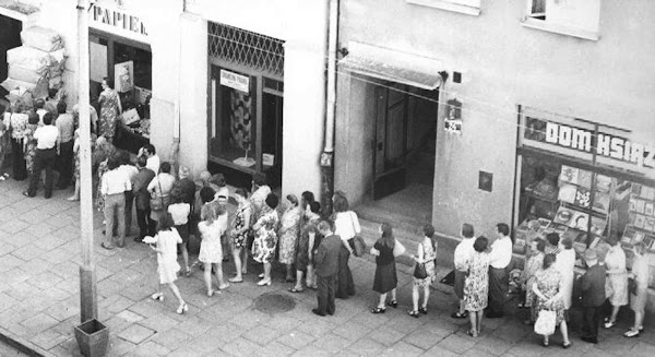 Imagen 072B | Cola esperando para entrar en una tienda, una vista típica en Polonia en los años 80 | Dominio público / anónimo