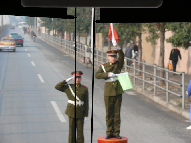 2008/11/25早上9點,第二軍醫大學校門前,交管哨兵指揮參訪團巴士進入校區