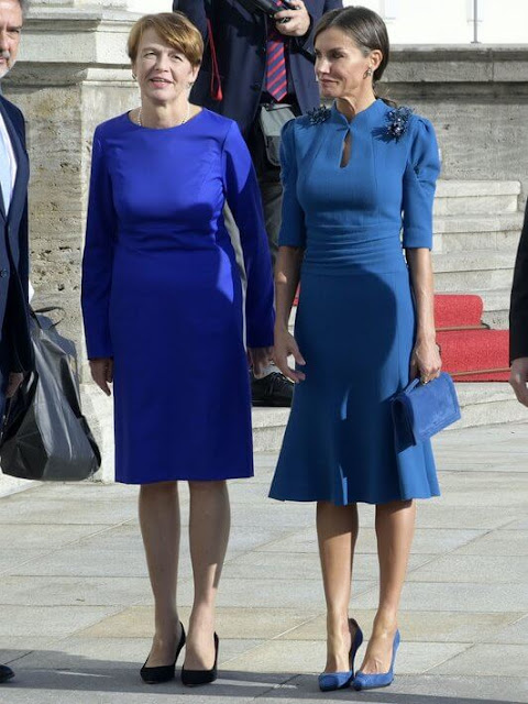 Queen Letizia wore a royal blue dress by Carolina Herrera Fall 2013 collection. First Lady Elke Büdenbender