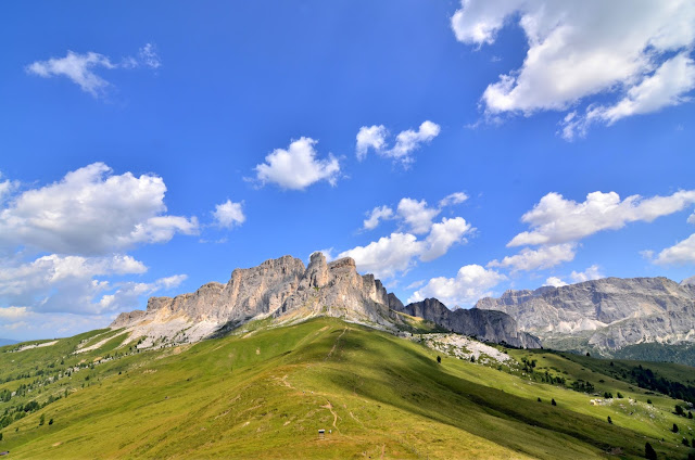 grupo dolomitico Settsass visto subiendo el Col di Lana. Alpes dolomitas.