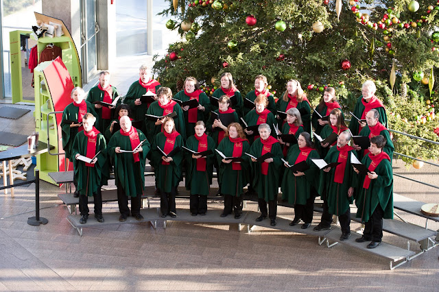 Choir performing at the National Gallery of Canada (photo credit: Farris-Manning Photography)