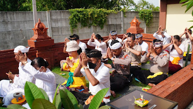 Beragama Hindu, Anggota Polresta Sidoarjo Ibadah di Pura Kertha Bumi Bhayangkara