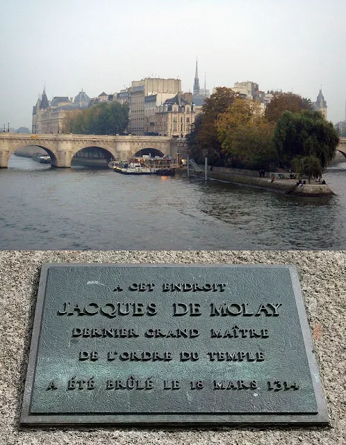 Neste local, Jacques de Molay, último Grão-Mestre da Ordem dos Templários, foi queimado, em 18 de março de 1314. (Ilha da Cidade, em Paris)