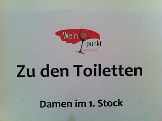 Dieser Hinweis ist unnütz, weil die Erwartungshaltung nicht erfüllt wird. Im 1. Stock trifft man gar nicht auf die Damen zur Auswahl.